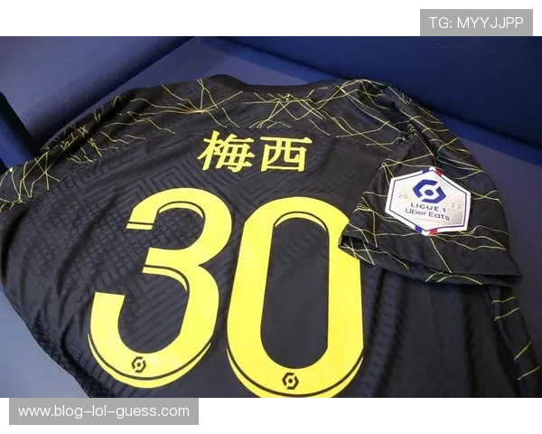 足球球星专属款球衣能否作为日常服饰穿着探讨